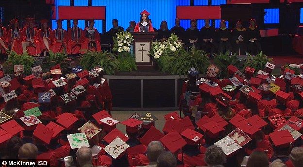 Mexicana revela en discurso de graduación que es indocumentada - Larissa-Martínez-4