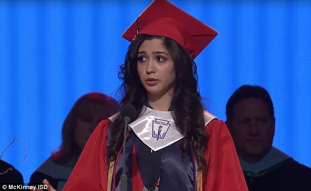 Mexicana revela en discurso de graduación que es indocumentada - Larissa-Martínez-6