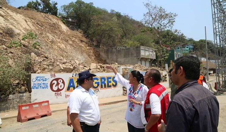 Sin lesionados tras derrumbe de cerro en centro de Manzanillo