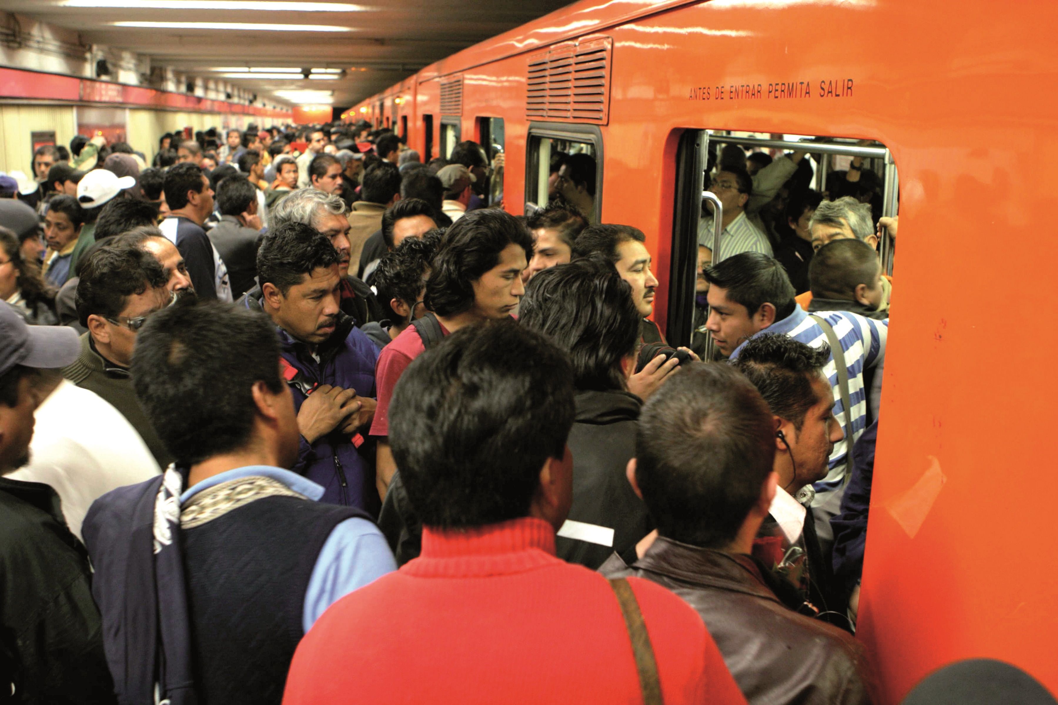 Policía bancario evita suicidio en la Línea 2 del Metro