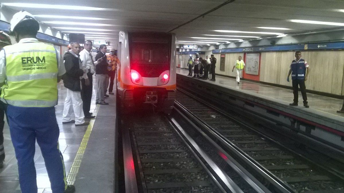Muere hombre al arrojarse a las vías del Metro