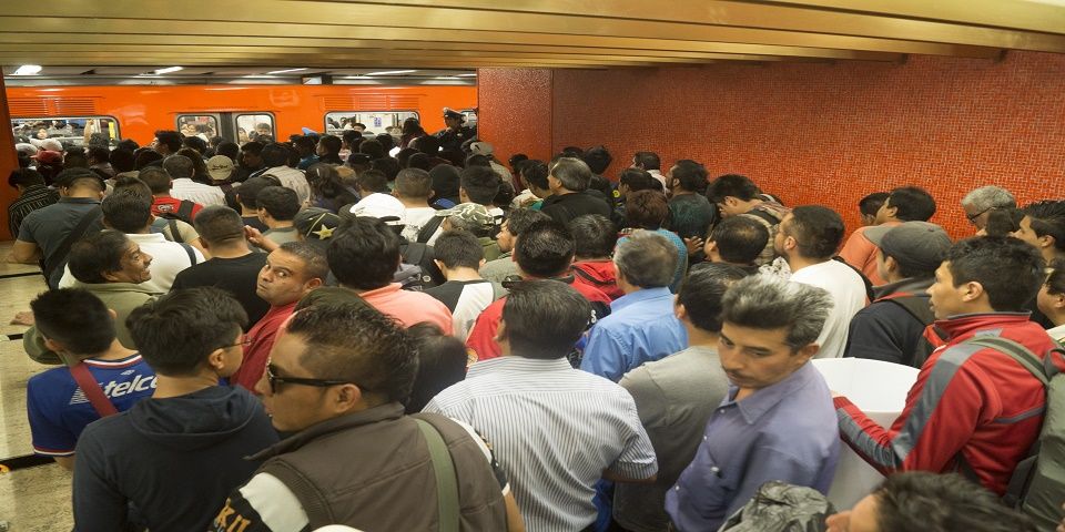 Reconoce Metro sobrecupo diario de 2.5 millones de personas