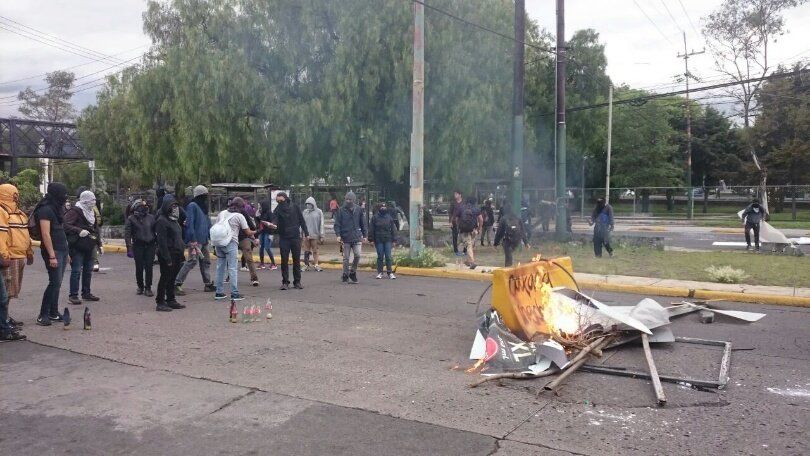 Encapuchados bloquearon Insurgentes