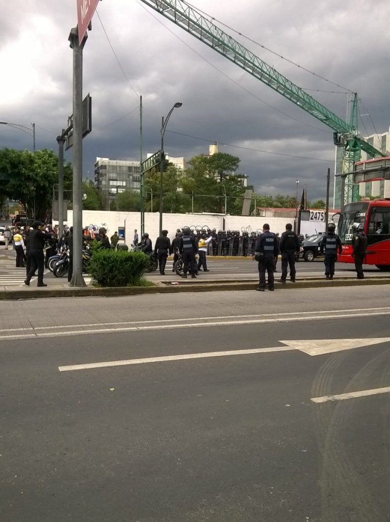 Encapuchados bloquearon Insurgentes - Metrobús-CU-8-765x1024