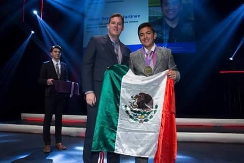 Estudiante mexicano galardonado en Canadá por fertilizante hecho de orina - Mexicano2