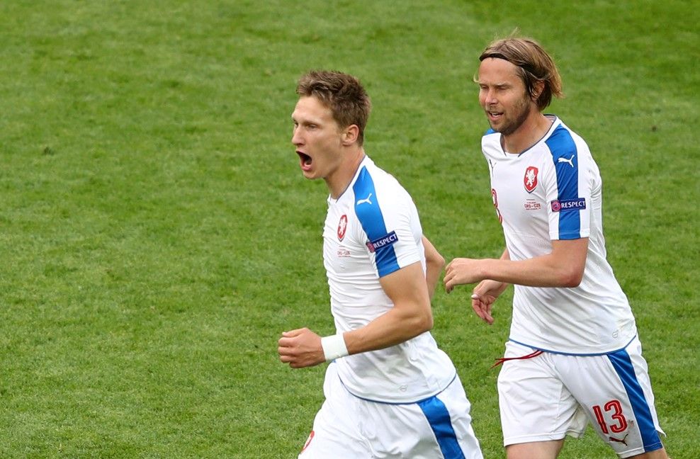 Suspenden partido de la Euro por lanzamiento de bengalas - Milan-Skoda