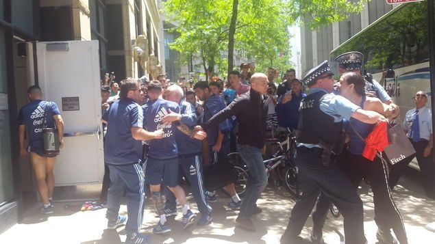 Mexicana brinca seguridad para buscar un autógrafo de Messi - Monica-Briceno-policia-FotoArturo-Bolvaran_MEDIMA20160608_0203_31