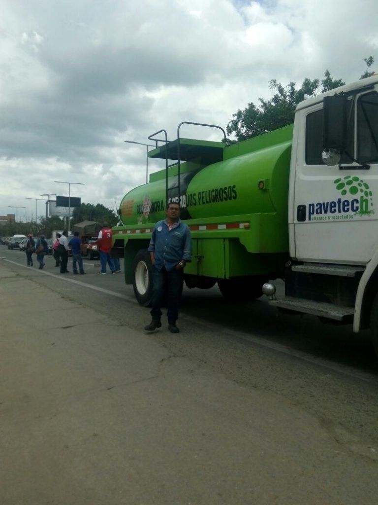 Retienen maestros más de 30 vehículos en Oaxaca - Oaxaca-3-768x1024