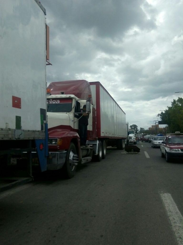 Retienen maestros más de 30 vehículos en Oaxaca - Oaxaca-4-768x1024