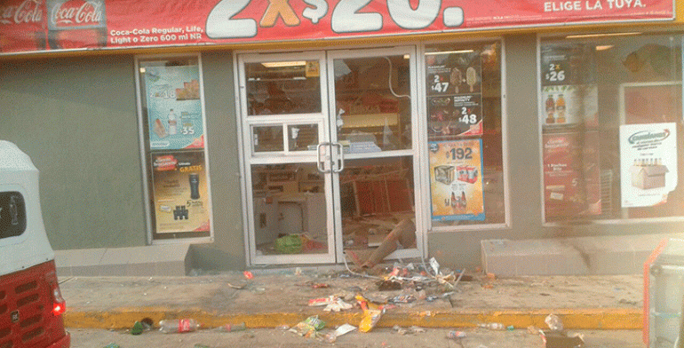 Vandalizan y roban comercios cerca de plantón de la CNTE
