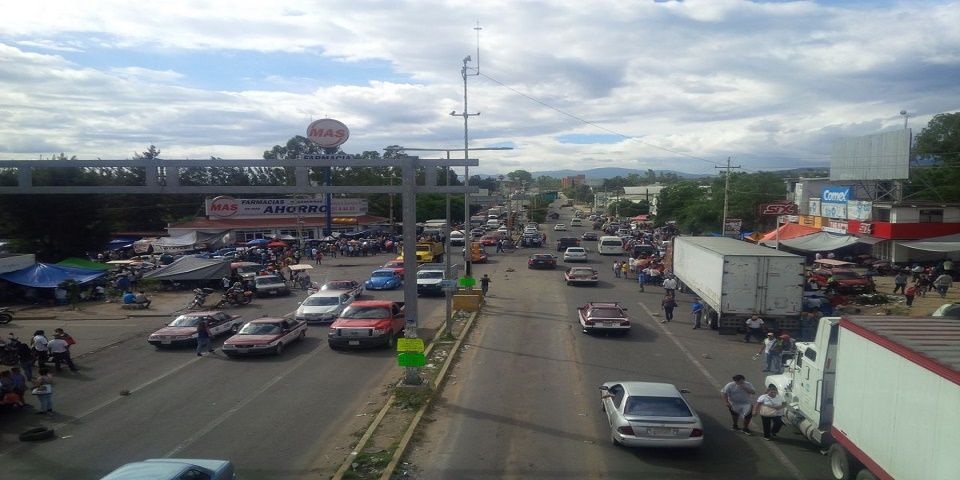 Retienen maestros más de 30 vehículos en Oaxaca