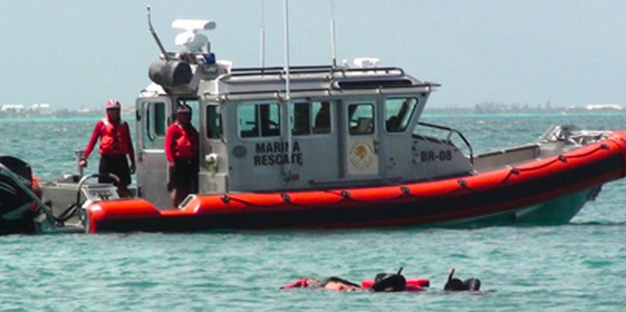 Marinos rescatan a pescador arrastrado por oleaje