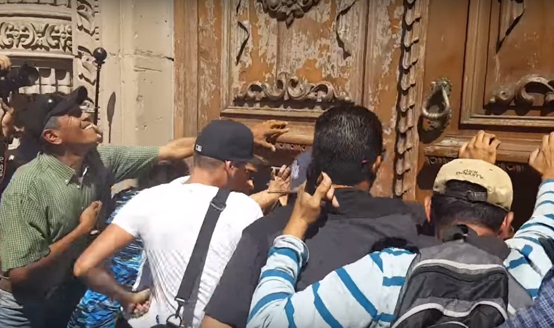 Detienen a 100 por daños contra el Palacio de Gobierno de Chihuahua Detienen a 100 por daños contra el Palacio de Gobierno de Chihuahua