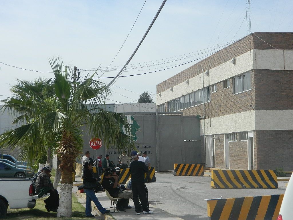 Trasladan por seguridad a 100 internos del penal de Torreón a Saltillo