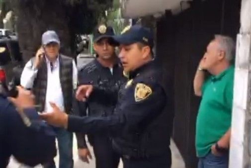 Video: Arne forcejea con guardia antes de transmitir en Periscope