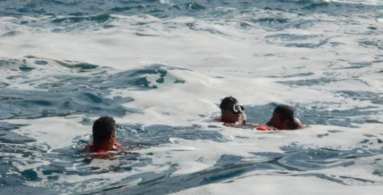 Marinos rescatan a pescador arrastrado por oleaje - Pescador-Internet