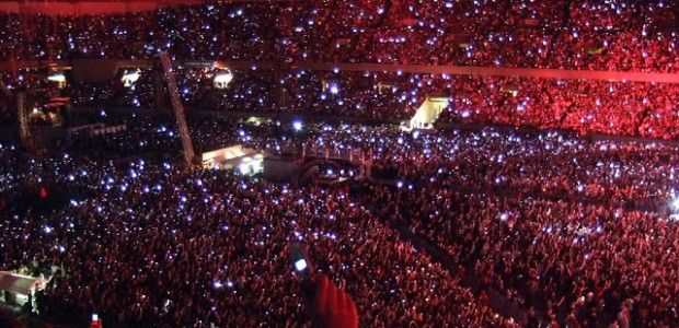 Nueva patente de Apple evitaría tomar fotos y videos en conciertos - PhoneConcert_by_James_Cridland-620x300