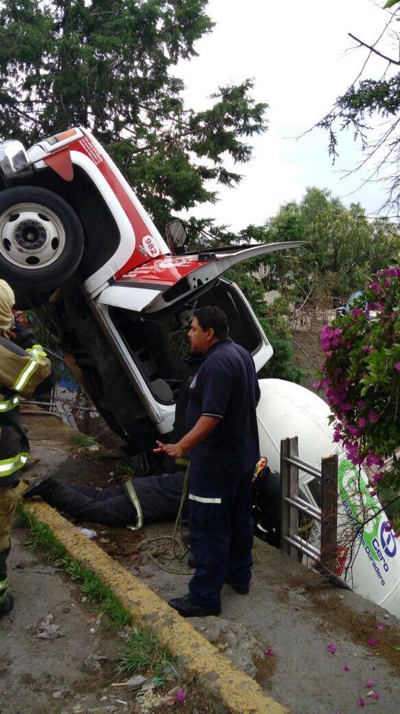 Desalojan a vecinos de Tlalnepantla por volcadura de pipa de gas - Pipa-Tlalnepantla-2-574x1024