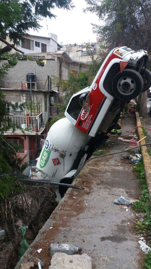 Desalojan a vecinos de Tlalnepantla por volcadura de pipa de gas - Pipa-Tlalnepantla-3-576x1024