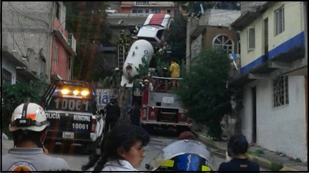 Desalojan a vecinos de Tlalnepantla por volcadura de pipa de gas