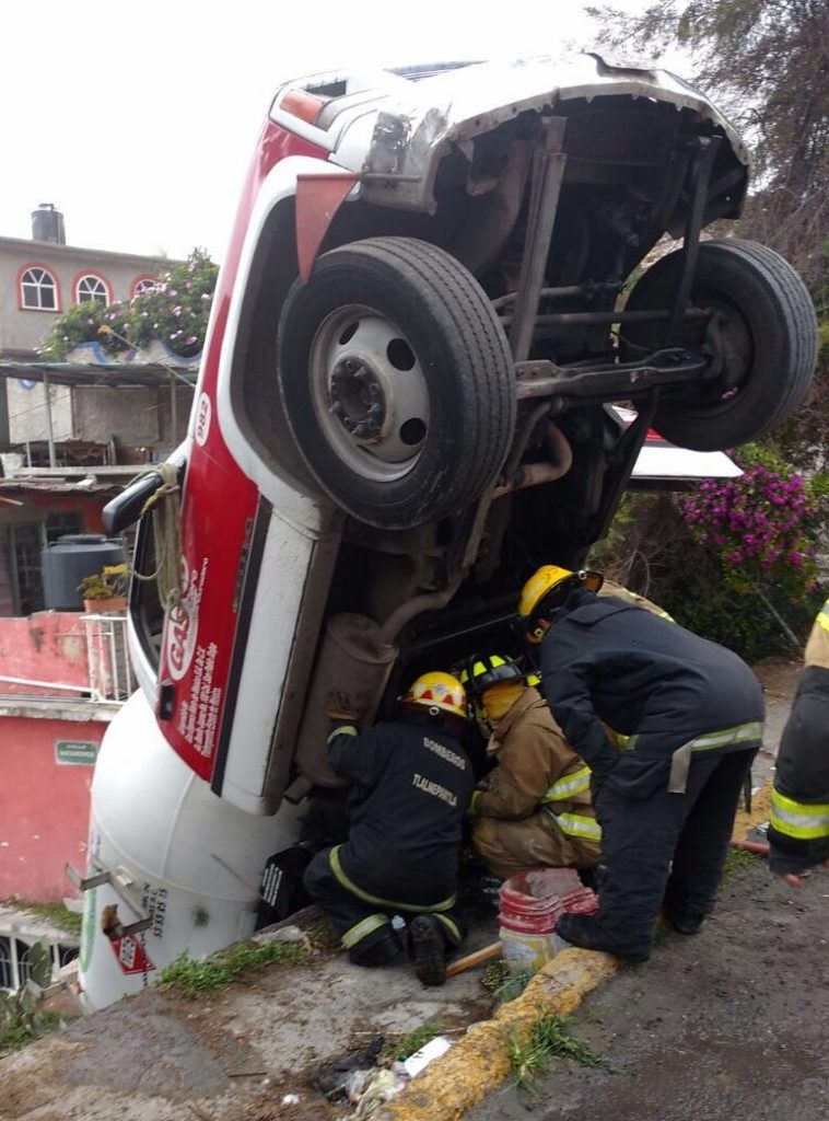 Desalojan a vecinos de Tlalnepantla por volcadura de pipa de gas - Pipa-Tlalnepantla-758x1024
