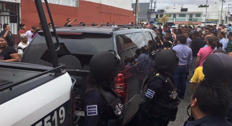 Detienen a exlíder del PAN con 4 mdp en Cancún - Policia-Cancun-Carlos-Palomeque