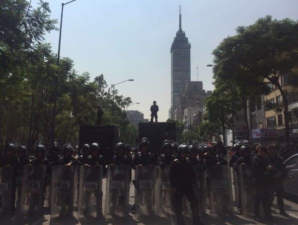 CNTE marcha hacia la SEGOB - Policias-CNTE-Hemiciclo-1