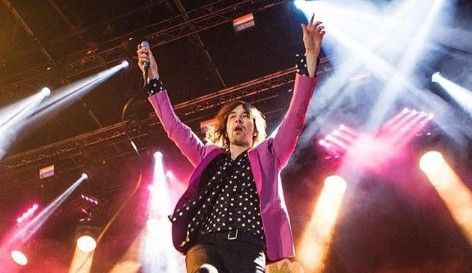 Hospitalizan a cantante de Primal Scream tras caer del escenario