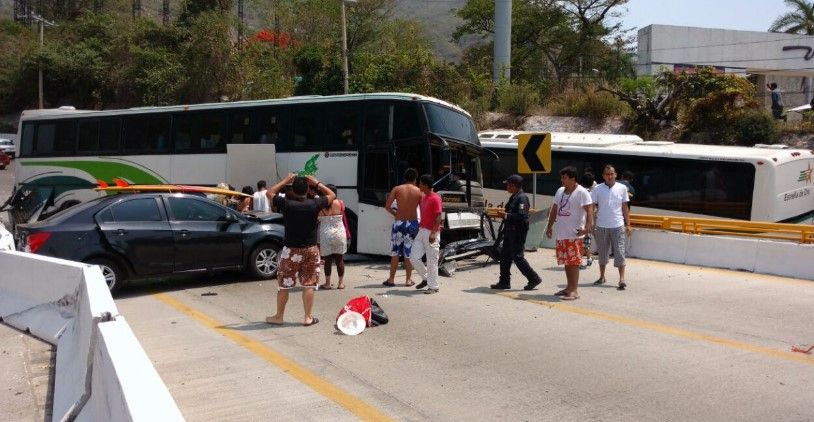 Choque de autobús en Acapulco deja 13 heridos