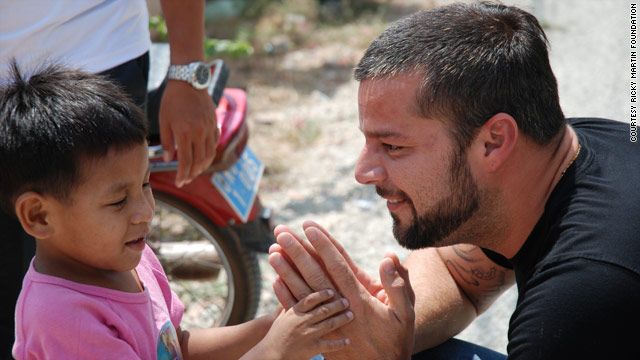 Ricky Martin exige ayuda para niños desplazados en Siria