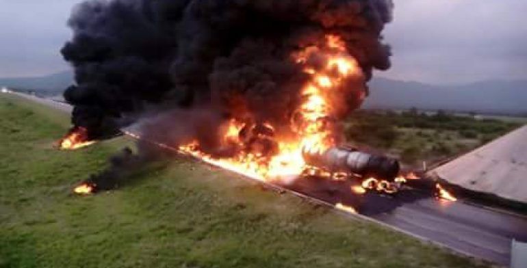Chocan pipas en San Luis Potosí