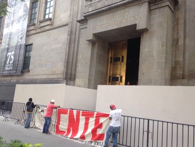 CNTE se manifiesta frente a la Suprema Corte