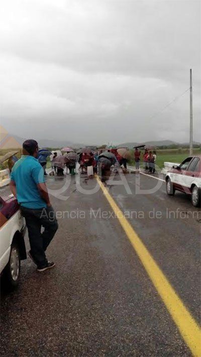 Maestros bloquean carreteras en el Istmo de Tehuantepec - SNTE-Quadtarín-