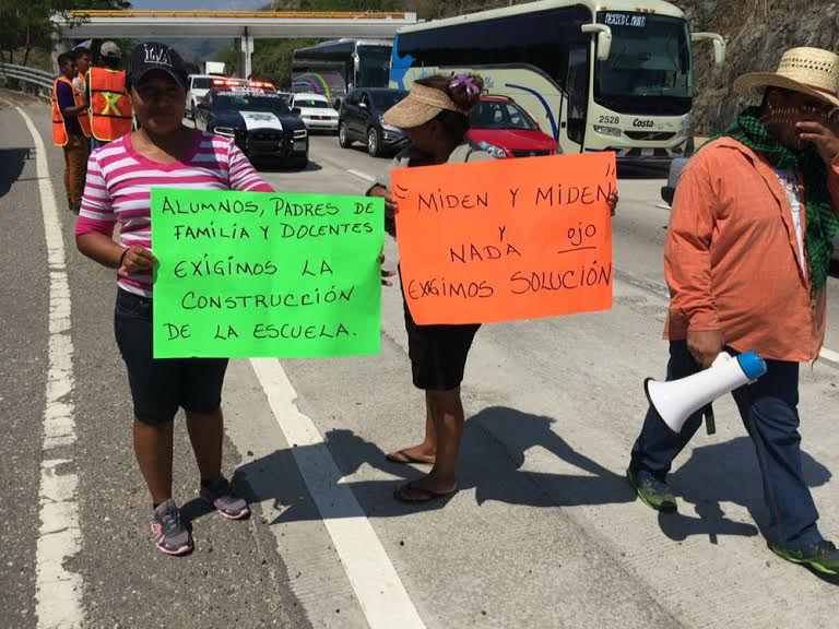 Bloquean Autopista del Sol exigiendo reconstrucción de escuela - San-Marcos-autopista-del-sol-Quadratin