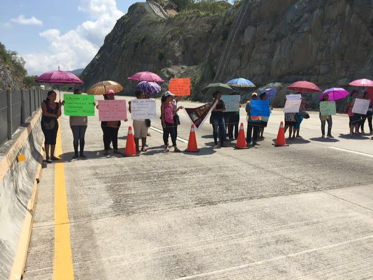 Bloquean Autopista del Sol exigiendo reconstrucción de escuela - San-Marcos-autopista-del-sol-Quadratin2