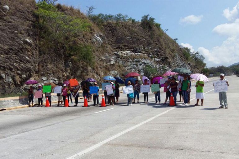 Bloquean Autopista del Sol exigiendo reconstrucción de escuela