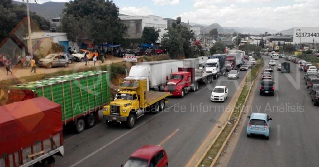 Retienen maestros más de 30 vehículos en Oaxaca - San-Pablo-Etla-1024x535