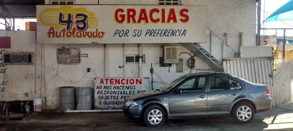 Disparan a dos hombres en un auto lavado en Torreón