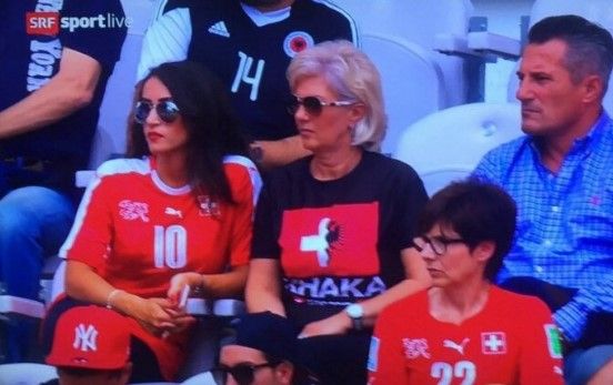 Mamá de los hermanos Xhaka con camiseta apoya a los dos - Screenshot_1