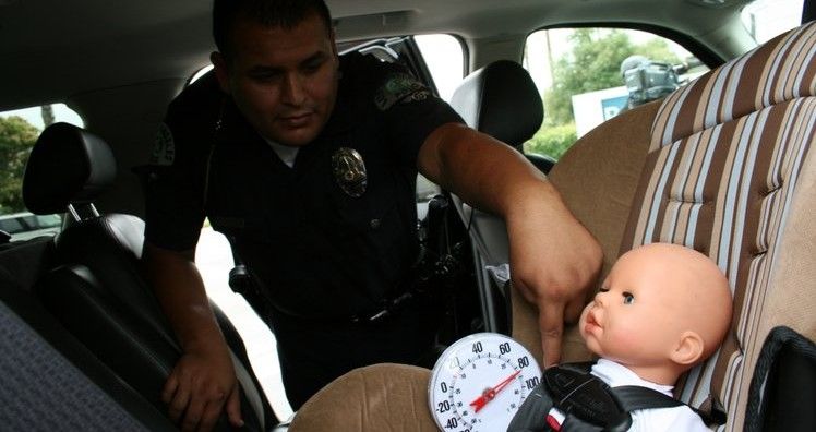 Niño muere por calor extremo dentro de un auto en Texas