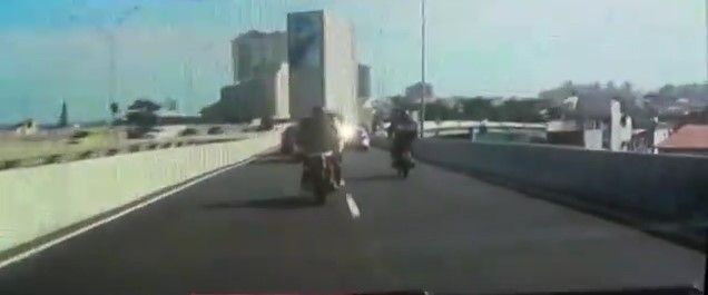 Video: motociclista cae del segundo piso