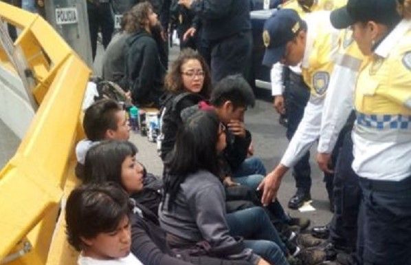 Detienen a nueve capitalinos durante manifestación por los hechos en Oaxaca