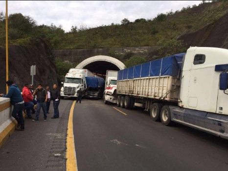 Imágenes: mega carambola deja casi 40 heridos en el límite de Veracruz y Puebla - Screenshot_37