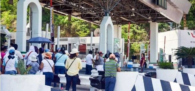 CETEG toma caseta de Autopista del Sol y dan paso libre