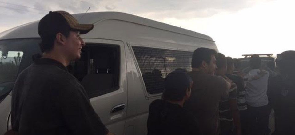 Detienen a choferes de Uber por traficar migrantes en Coahuila