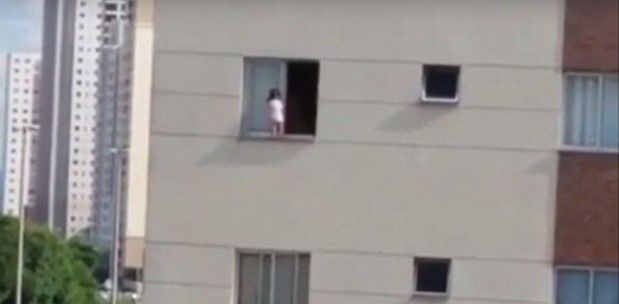 Video: bebé camina al filo de una ventana de un cuarto piso