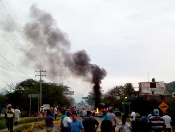 Policías desalojan a manifestantes de bloqueos carreteros en Oaxaca - Sección-22