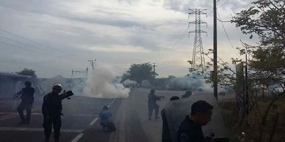 CNTE mantiene bloqueo en Tabasco y retiene a ocho reporteros