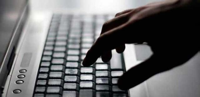 Facebook, Twitter y Google buscan automatizar el bloqueo de contenido extremista - Teclado-mano