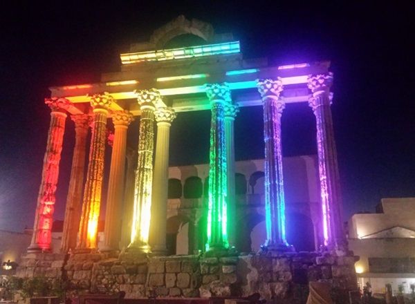 Monumentos emblemáticos muestran apoyo a Orlando - Templo-de-diana-Mérida-España